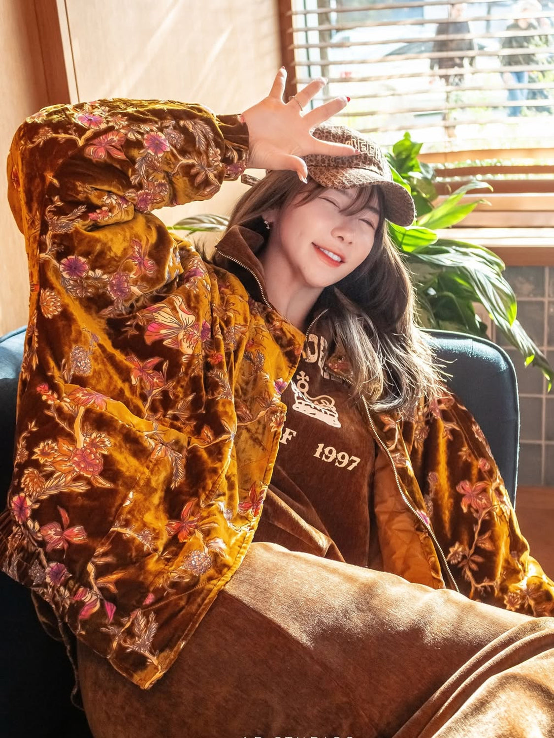 빈티지 플로럴 자수 벨벳 집업 봄버 재킷